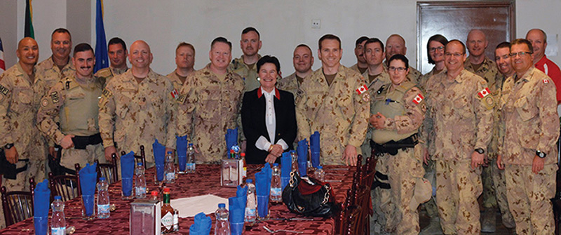 Hilary McCormack et Robert Delaney avec les déployés de la base aérienne Ali Al Salem au Koweït