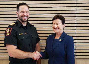 lieutenant-colonel Adam Battista et Hilary C. McCormack, Présidente