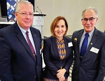 membres de la Commission Michel Séguin, Bonita Thornton et Ron Kuban