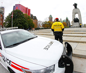 Membres de la police militaire en service